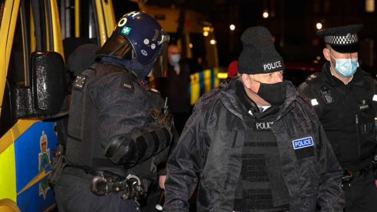 Boris Johnson, polis kılığına girip sokaklara indi
