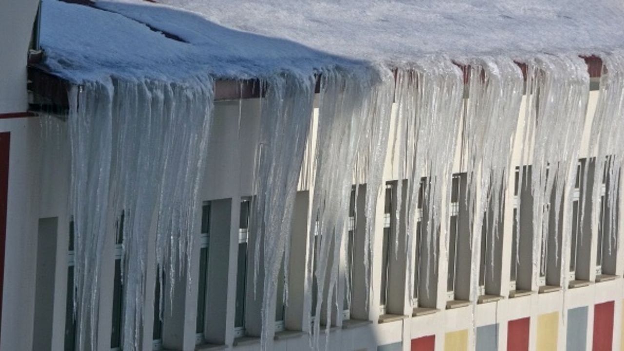 Çatılarda buz sarkıtları 4 metre oldu