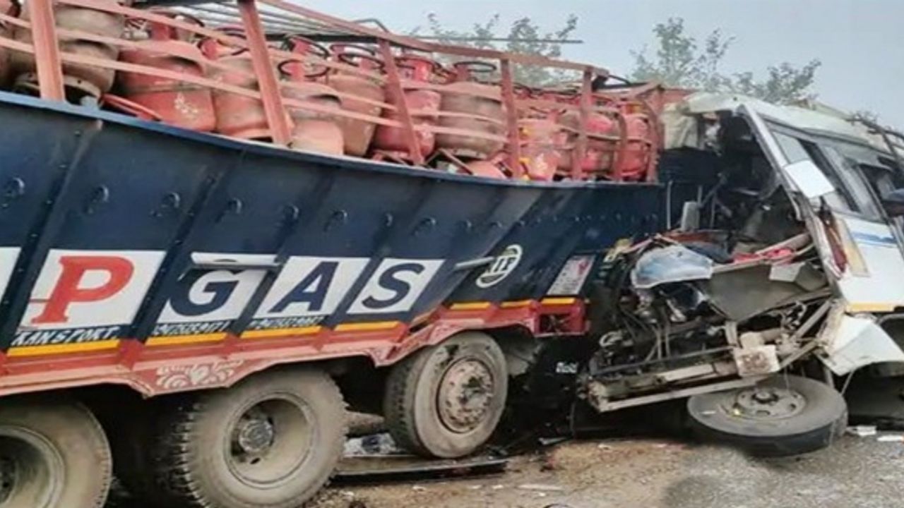 Otobüs kamyonla çarpıştı: 16 ölü, 26 yaralı