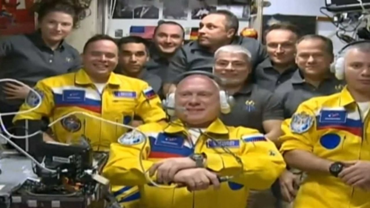 Rus kozmonotlar Ukrayna temalı kıyafet giydi!