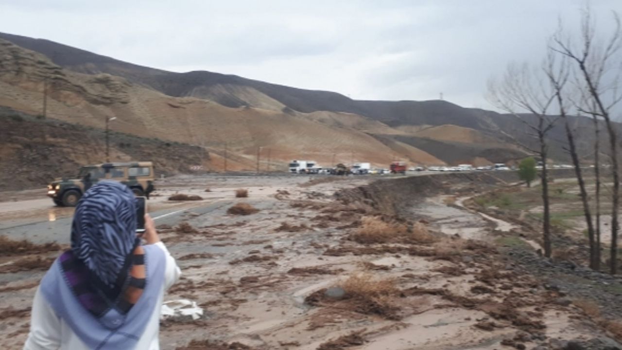 Iğdır-Erzurum yolu heyelandan kapandı