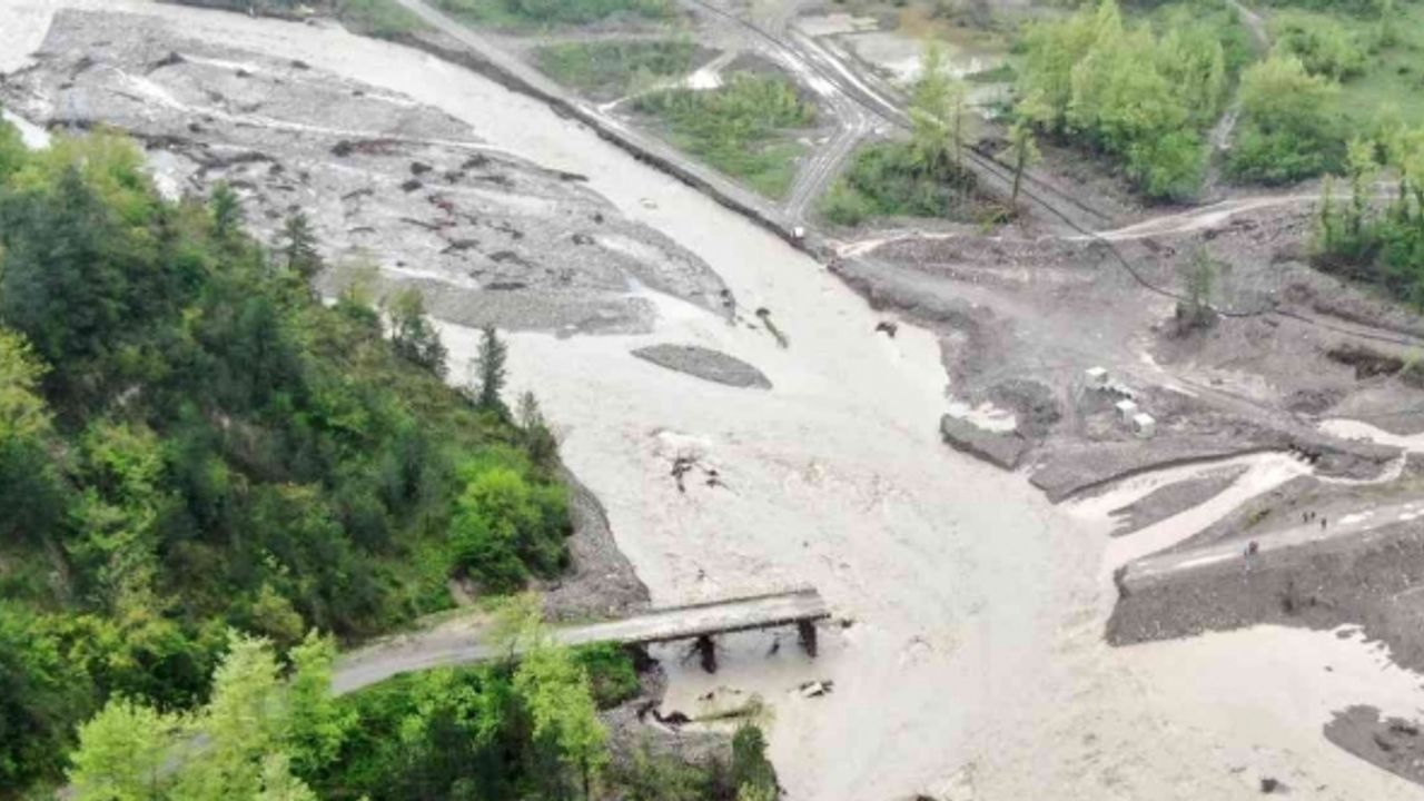 Sel felaketi: 14 köyü bağlayan köprü yıkıldı
