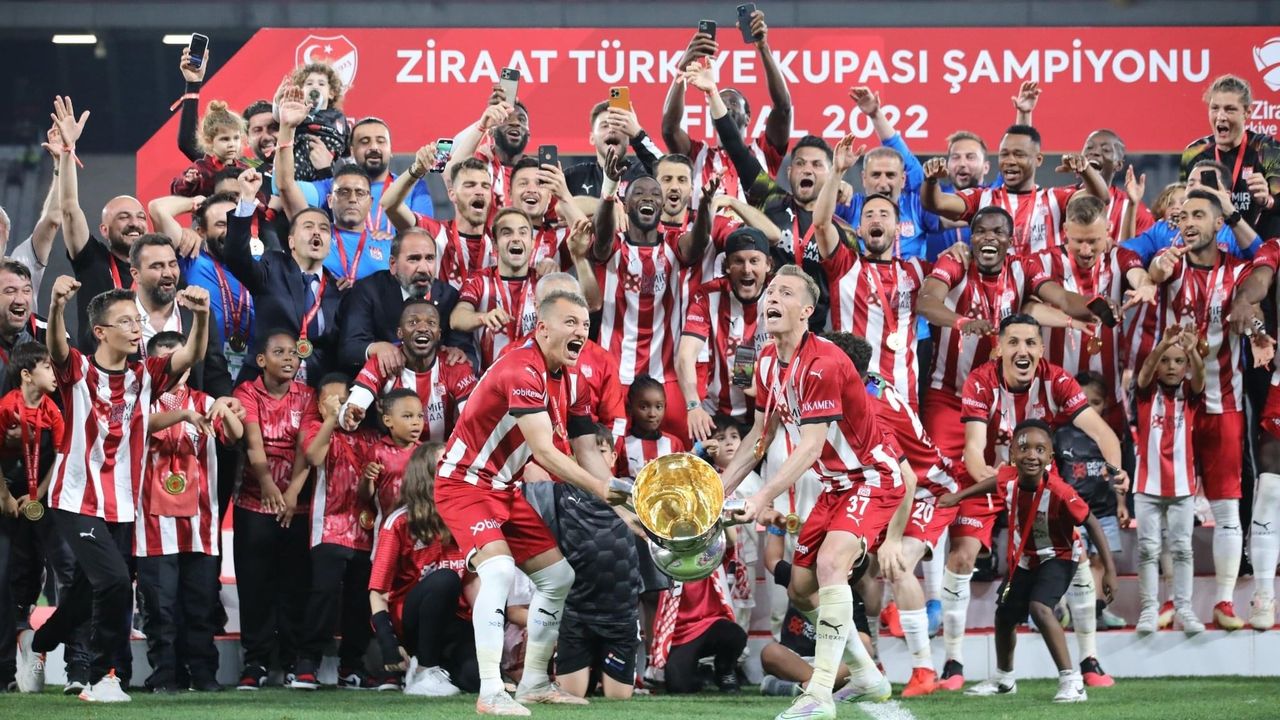 Bakan Kasapoğlu’ndan Sivasspor için tebrik mesajı