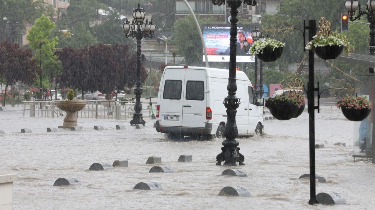 Ankara sağanak yağışa teslim oldu