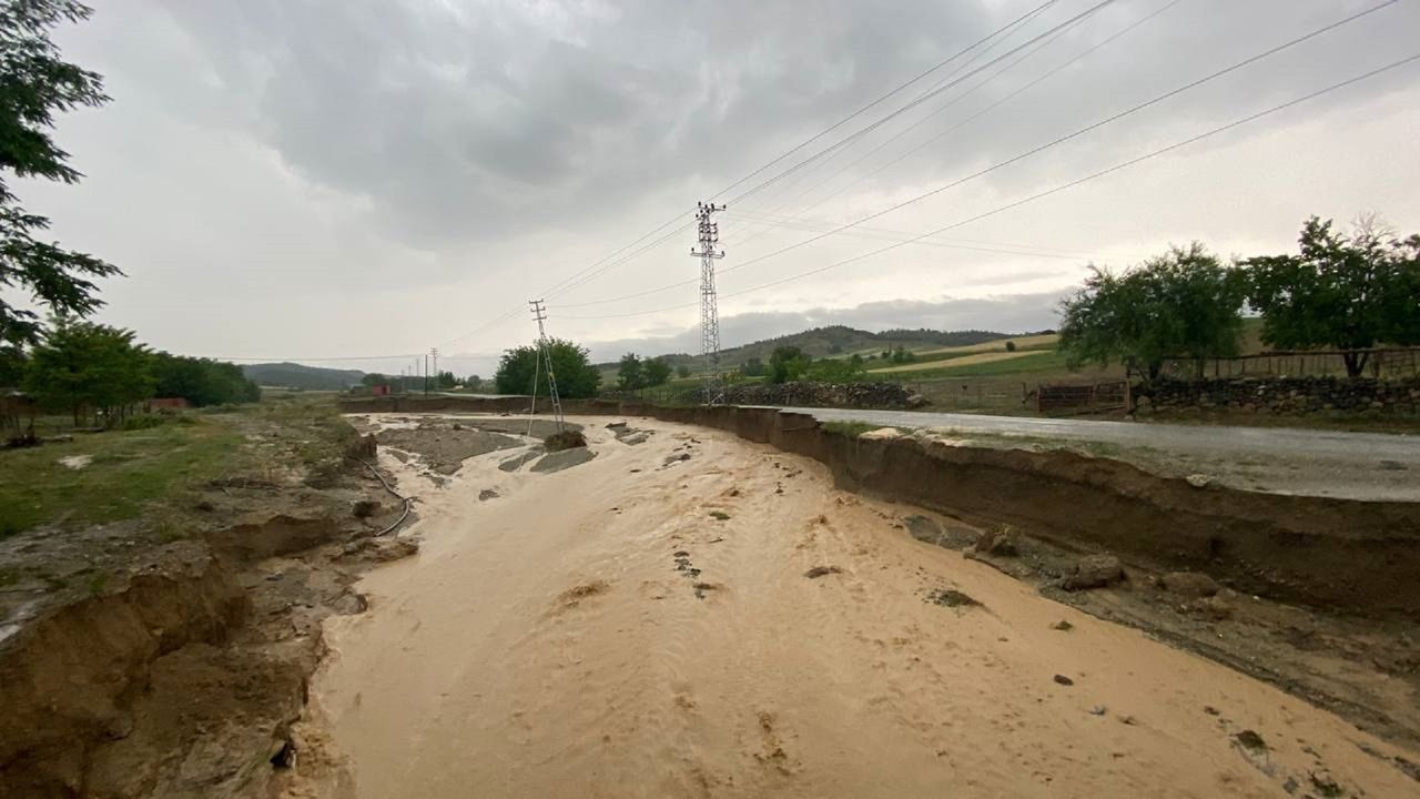 Sel yolları yıktı, 8 köye ulaşım kapandı