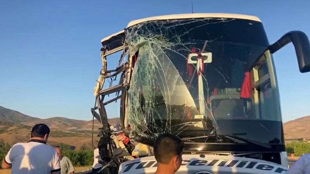 Otobüs ve kamyon çarpıştı: 17 yaralı