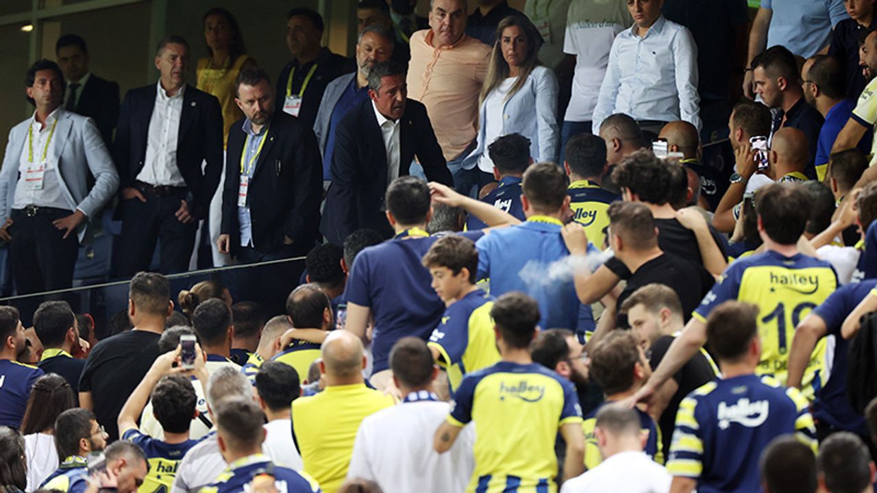 Fenerbahçe Başkanı Ali Koç, taraftarlarla tartıştı