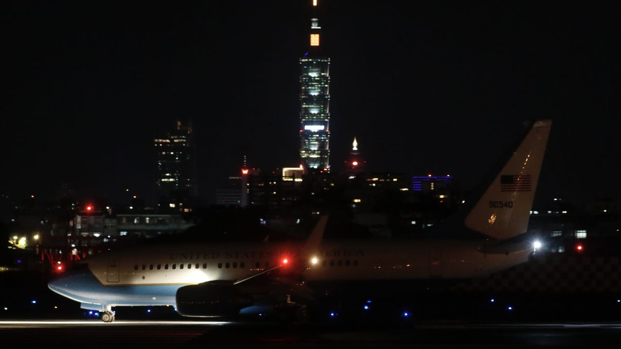 Pelosi'yi taşıyan uçak Taipei Havalimanı'na indi