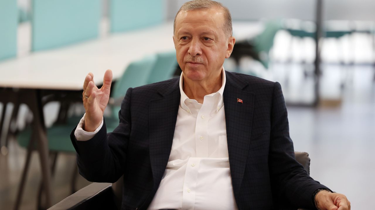 Erdoğan: Hayret duygumuzun diri kalmasını kitaplara borçluyuz