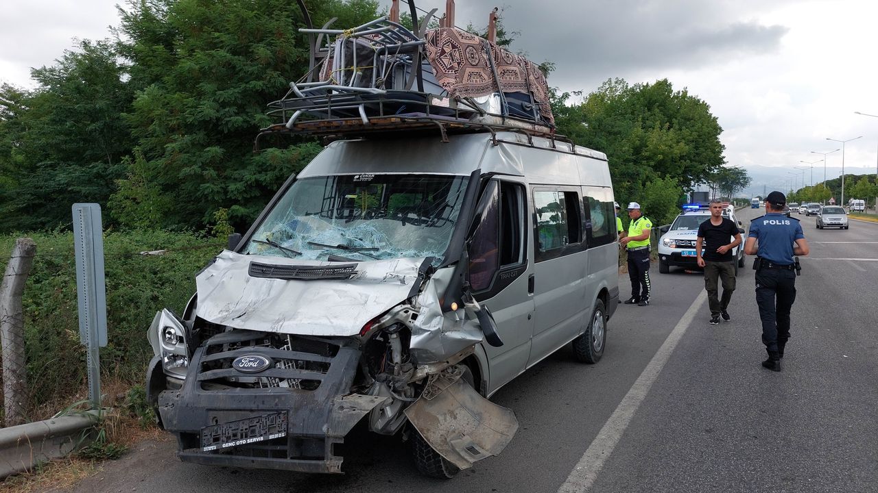 İşçileri taşıyan minibüs kaza yaptı: Yaralılar var!