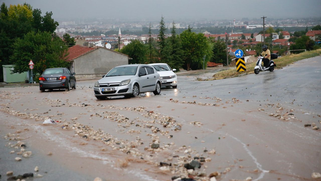 Eskişehir'de yağış hayatı felç etti