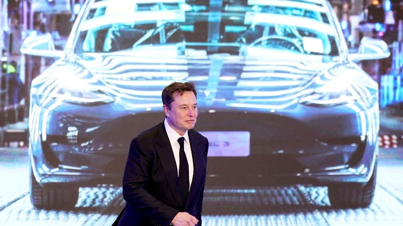 Musk 6,9 milyar dolar değerinde Tesla hissesi sattı