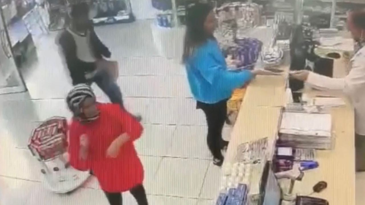 Genç kadına eczanede yumruklu saldırı!