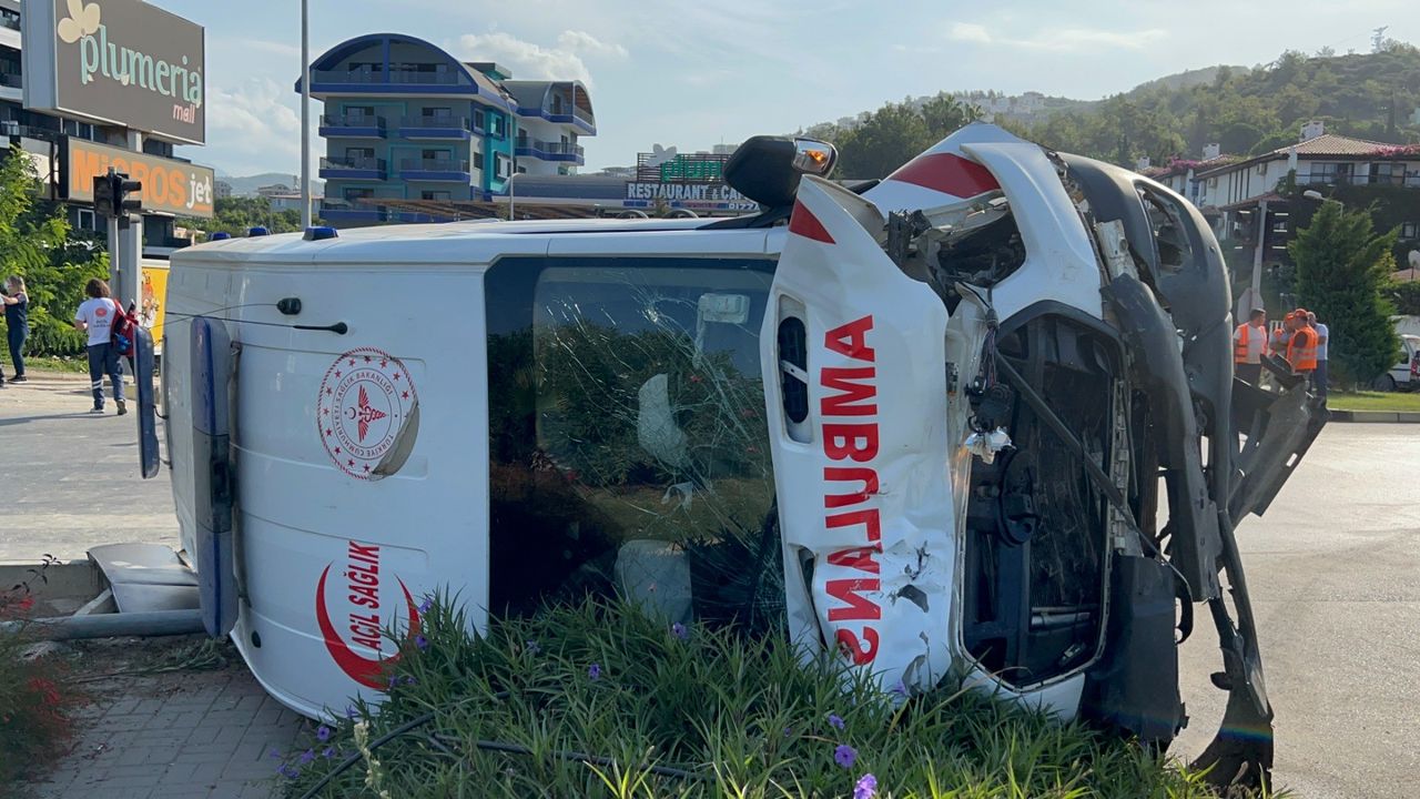 Ambulans kamyonetle çarpıştı: 8 yaralı