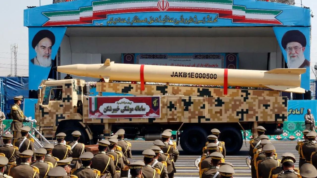 İran yeni balistik silahını tanıttı