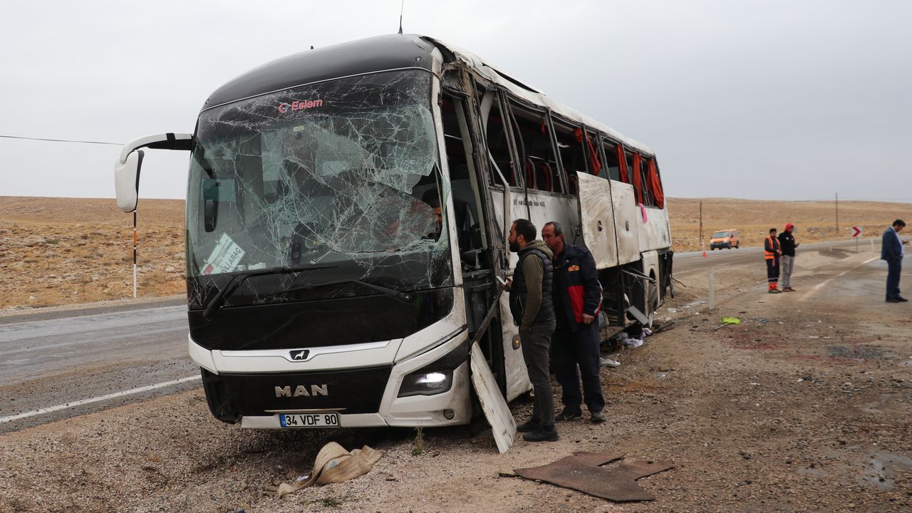 Göçmenleri taşıyan otobüs devrildi: Çok sayıda ölü ve yaralı var
