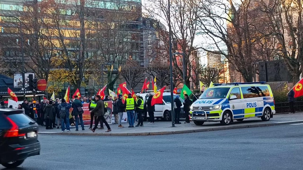 İsveç'te PKK gösterisi