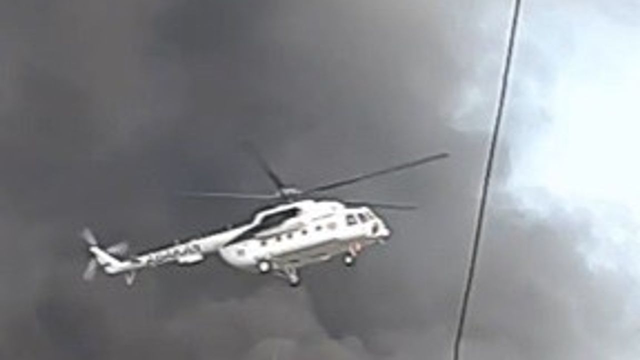 Yangın söndürme helikopterleri fabrikaya sorti yapıyor