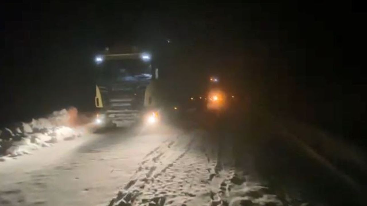 Ardanuç - Ardahan yolunda ulaşıma kar engeli