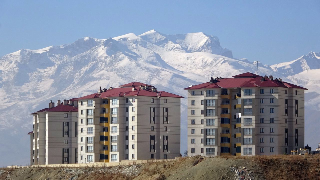 Yüksekova’da dağlar beyaza büründü