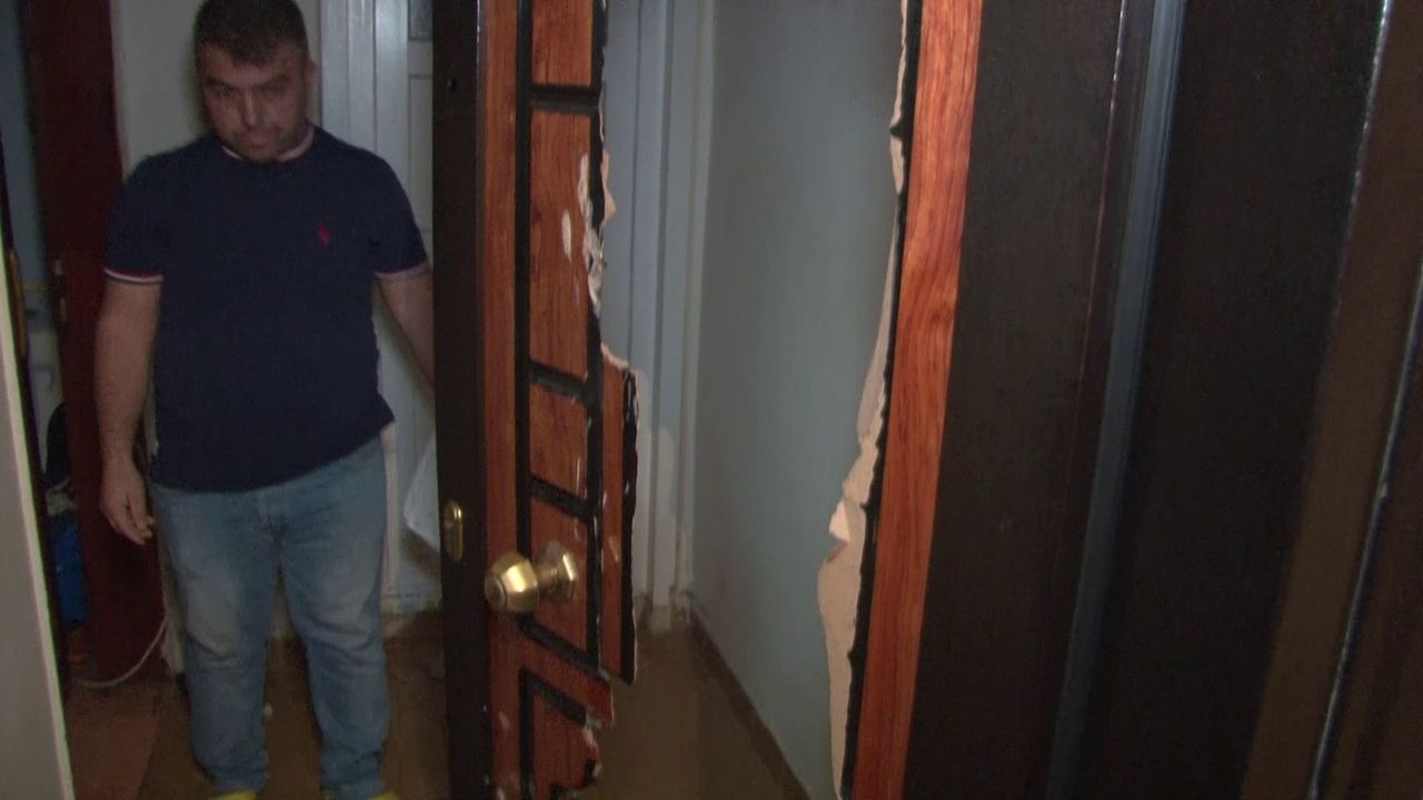 Ev sahibi kiracının kapısını balyozla kırdı!