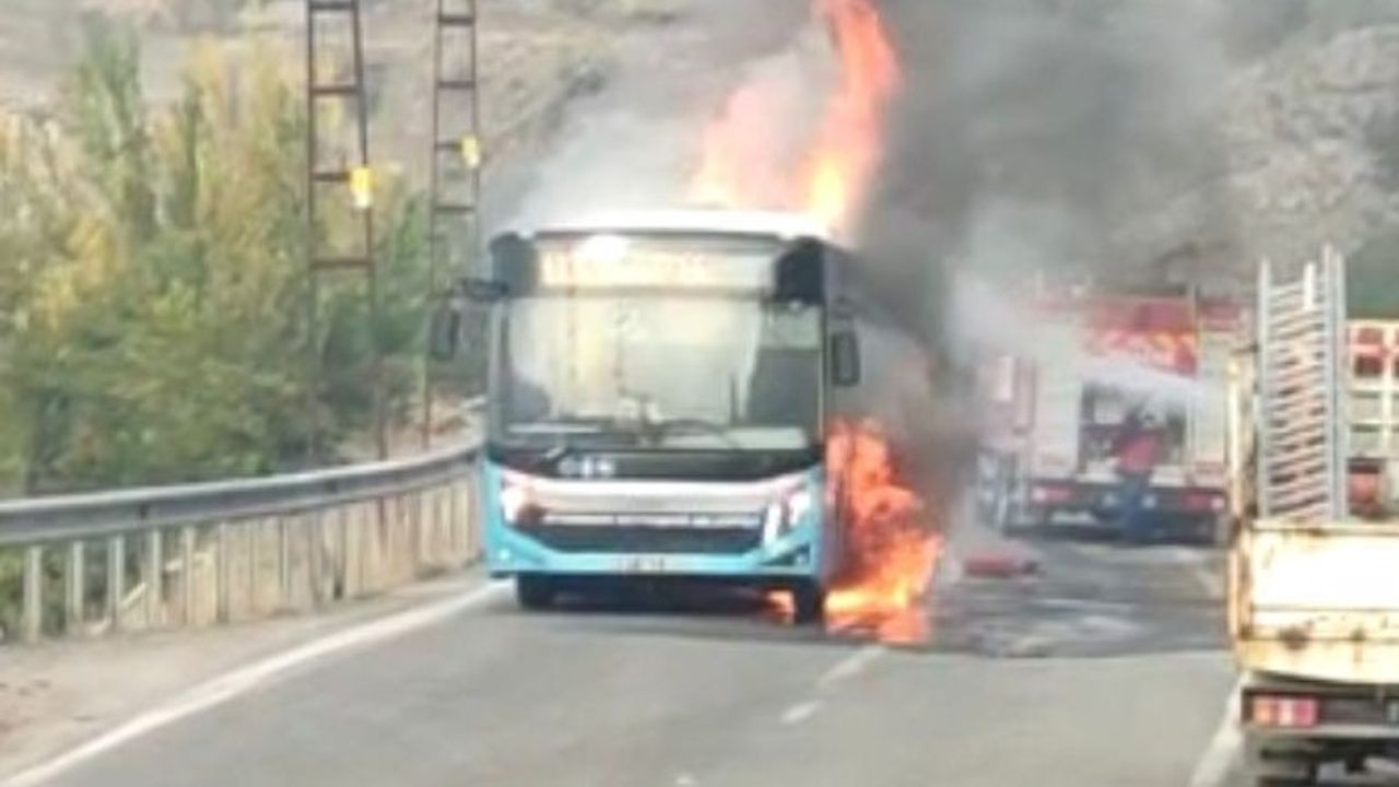 Belediye otobüsü cayır cayır yandı!