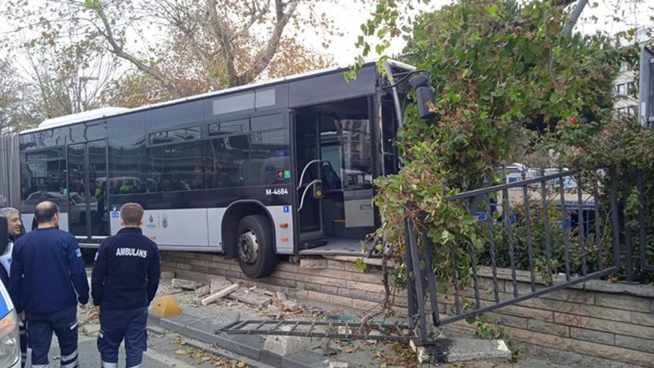 Kadıköy'de metrobüs kazası: Faciadan dönüldü!