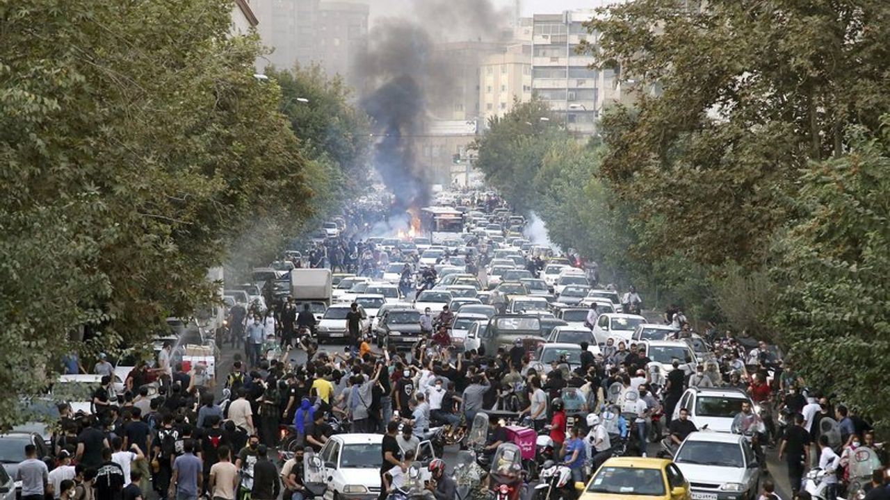 İran'da göstericilere ateş açıldı: 4 ölü