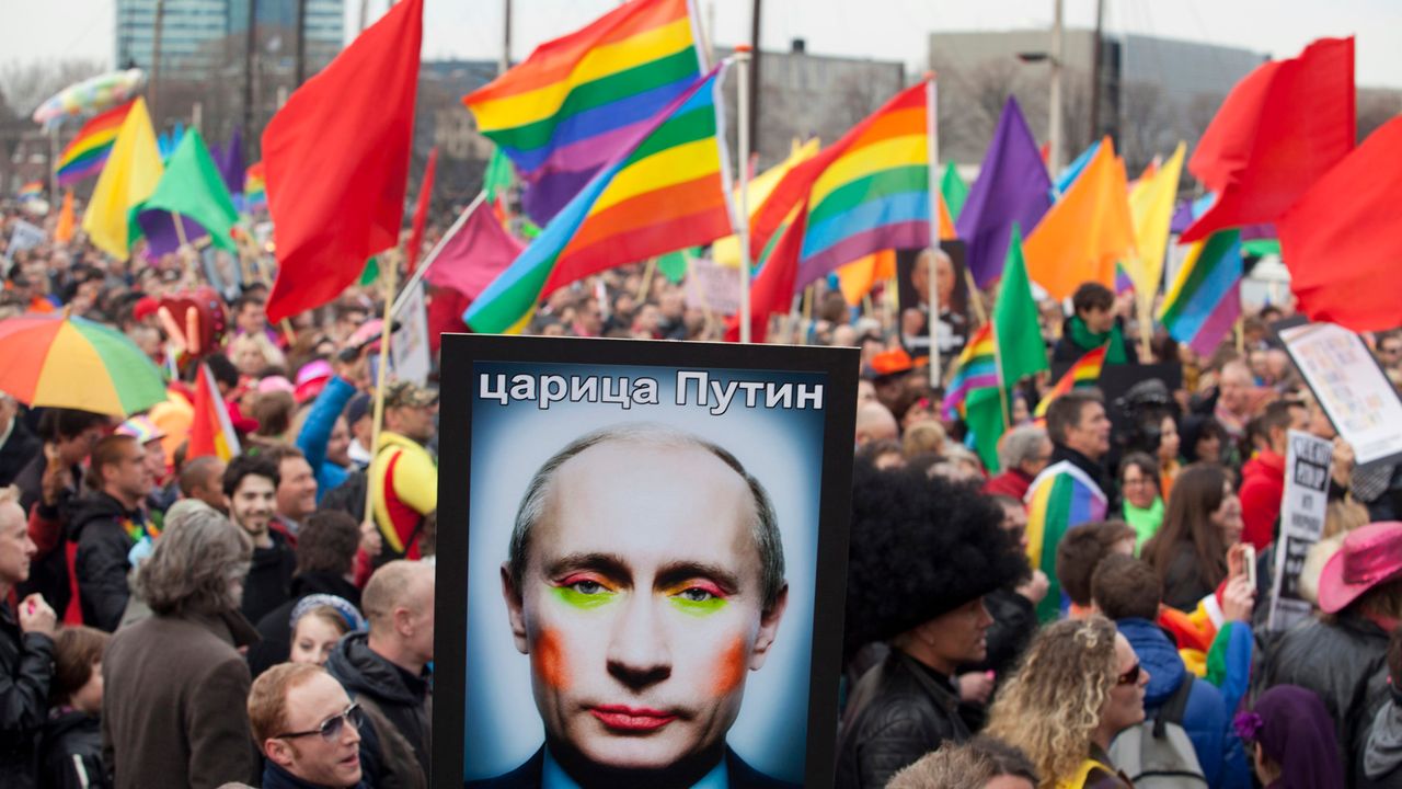 Putin'den LGBTİ karşıtı kanuna onay