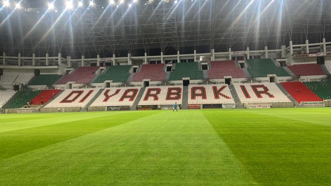 Diyarbakır'da milli maç öncesi stadyum ışıl ışıl