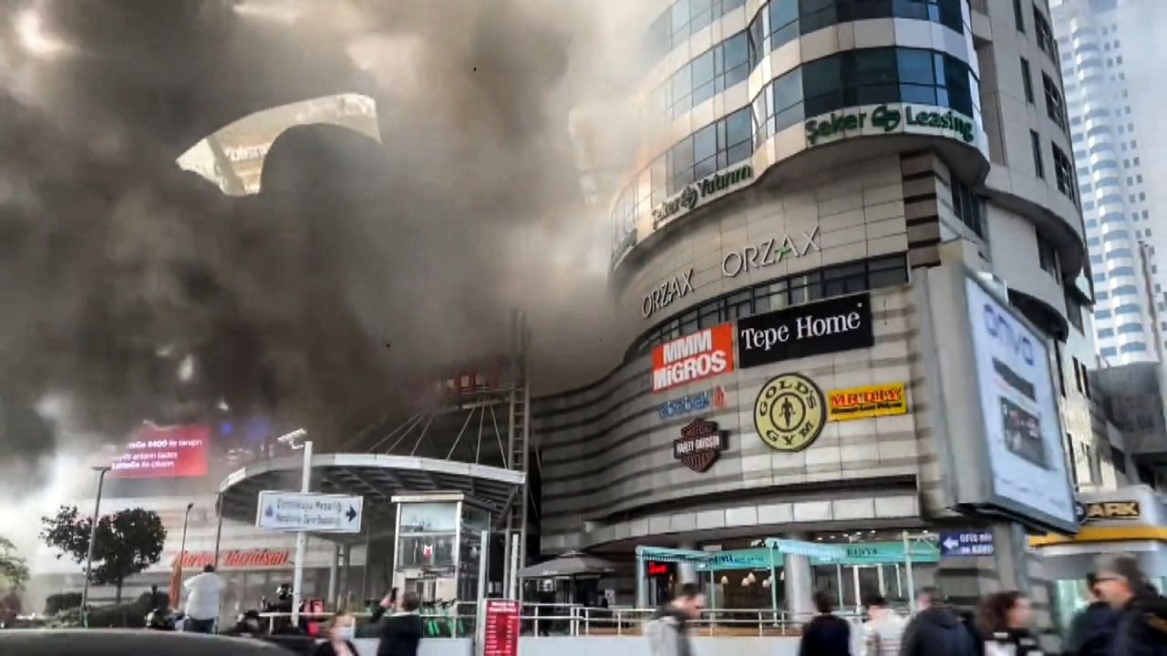 İstanbul'da bir AVM'de büyük yangın!
