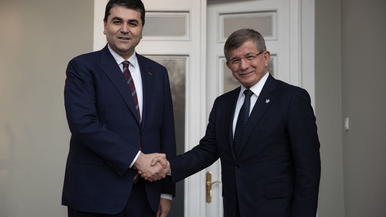 Davutoğlu'dan Demokrat Parti'ye ziyaret