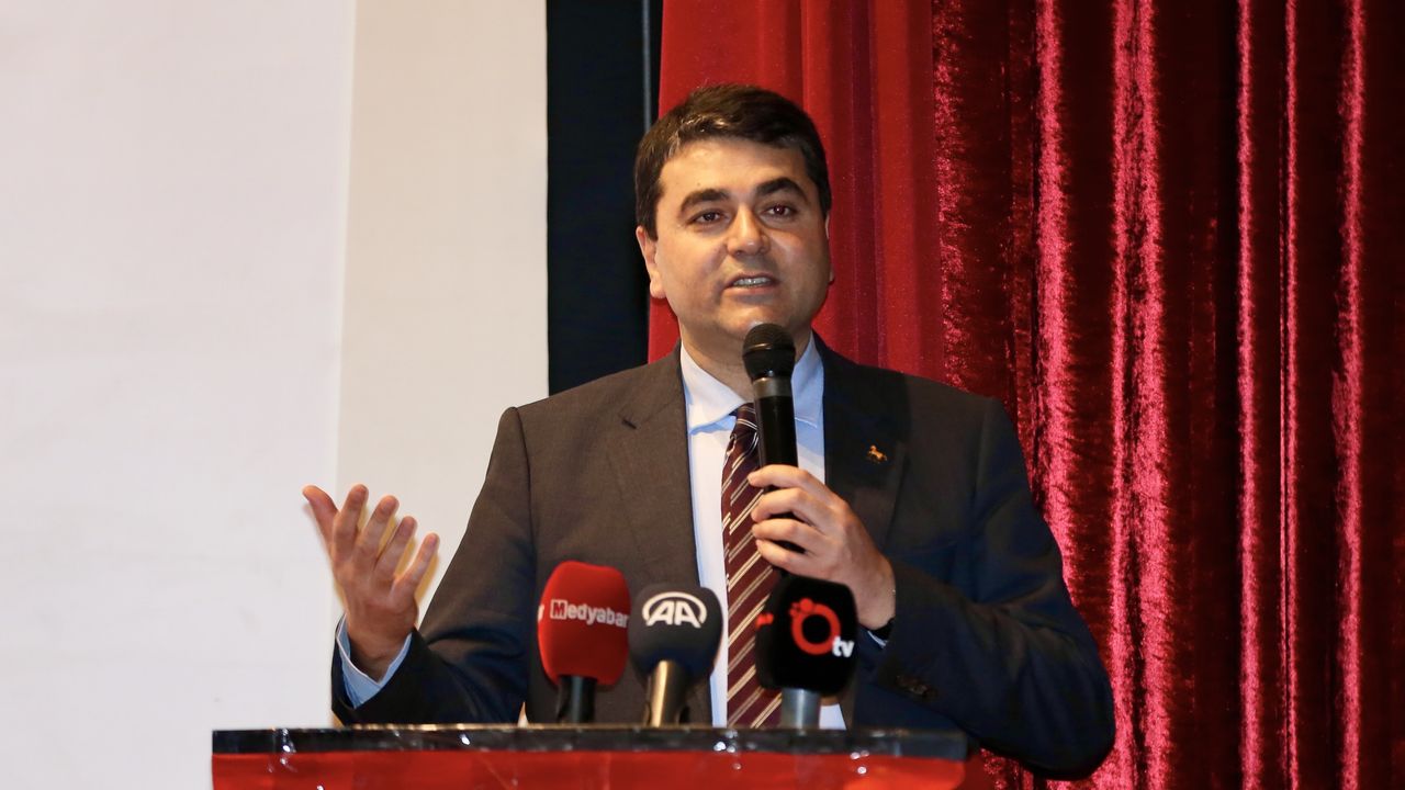 Uysal: Türkiye'de değişimi siyasetten başlatmak zorundayız!
