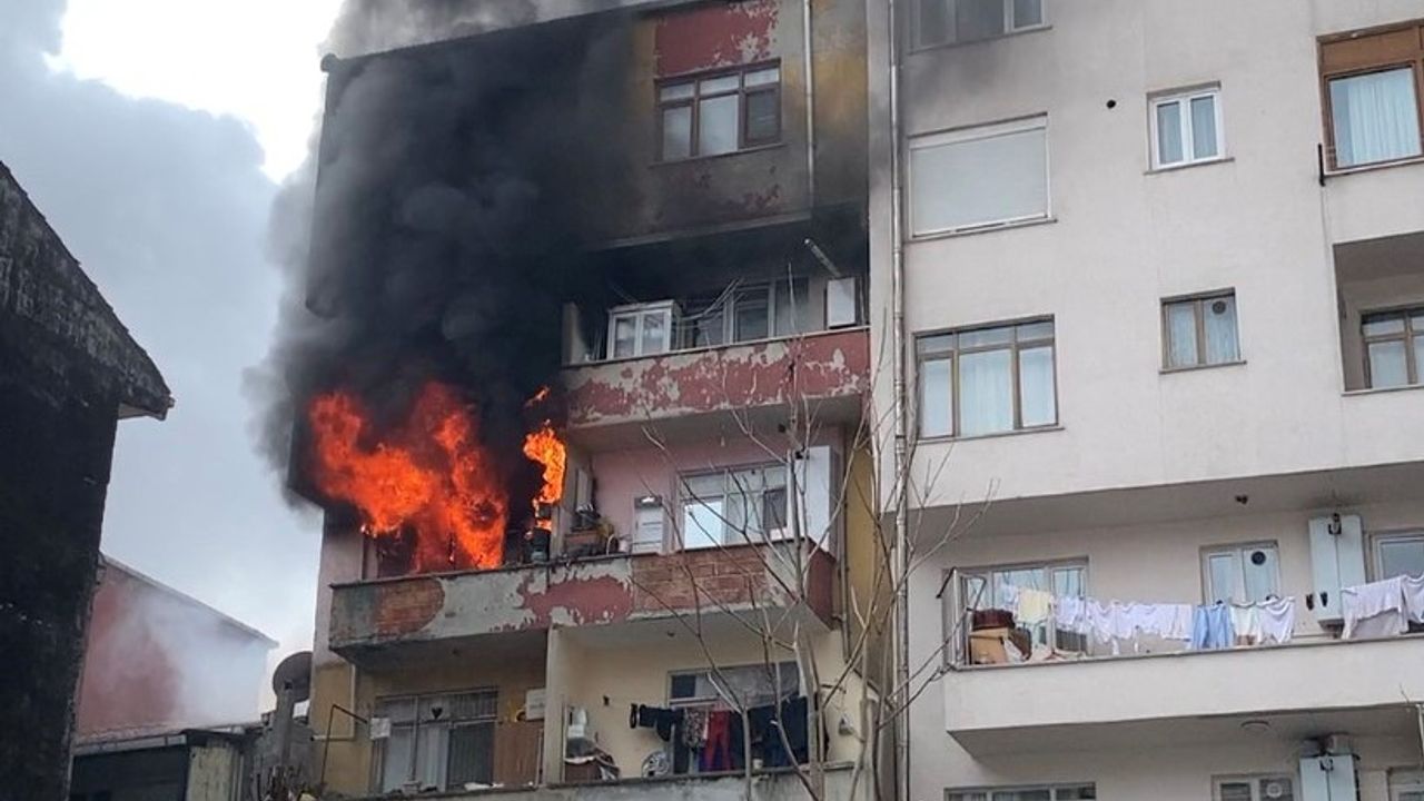 Yangında can pazarı: 4 kişilik aileyi itfaiye kurtardı