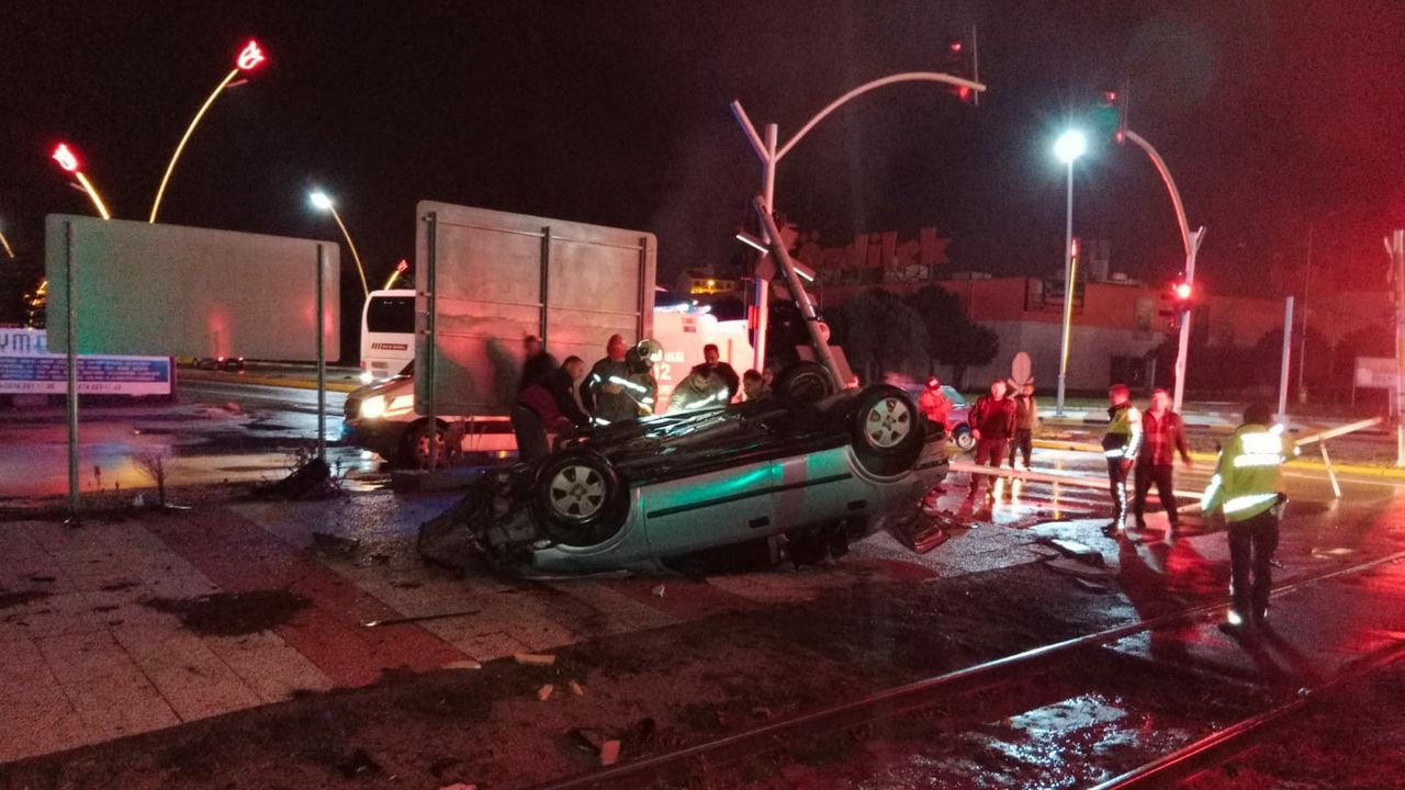 Otomobil trene çarptı: 2 yaralı