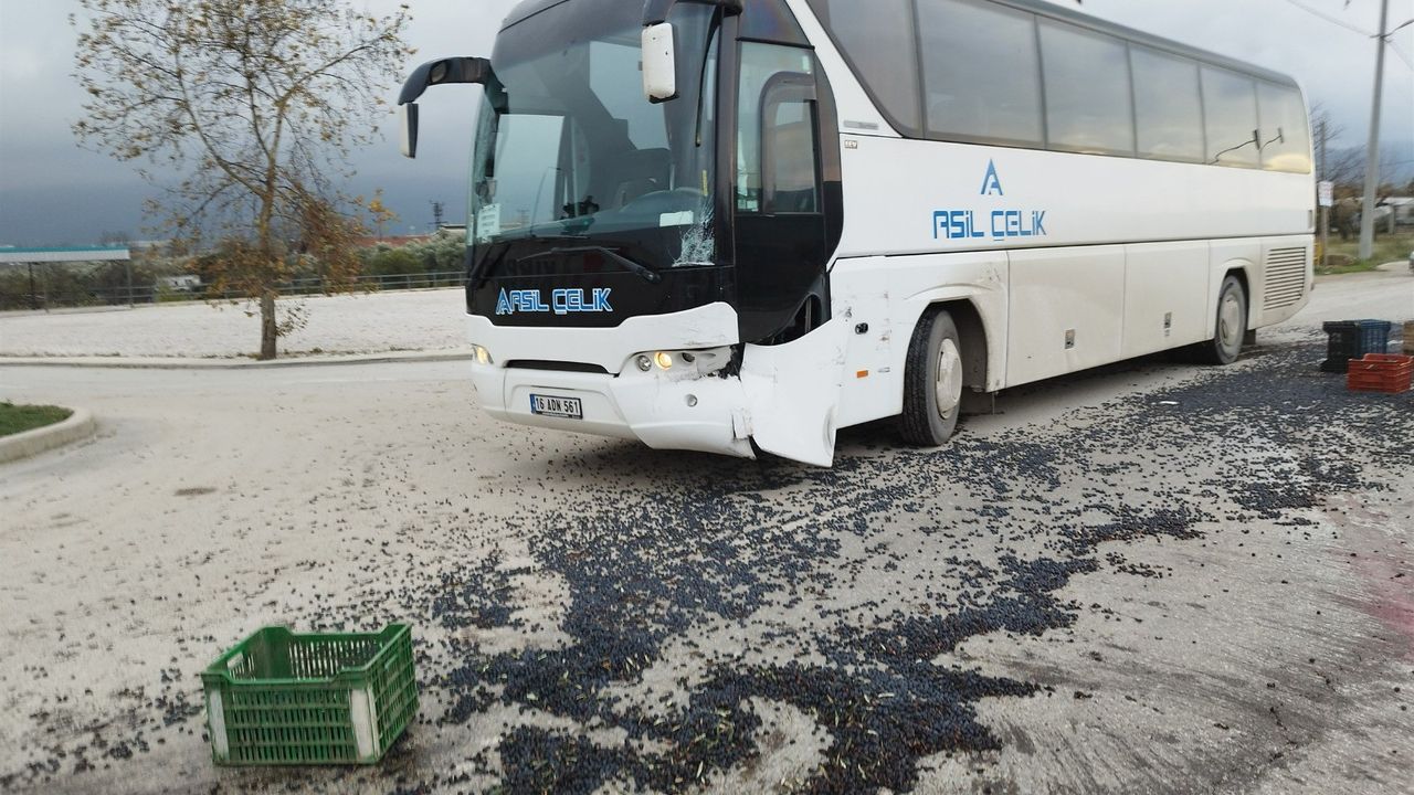 Bursa'daki kazada 1,5 ton zeytin yola saçıldı