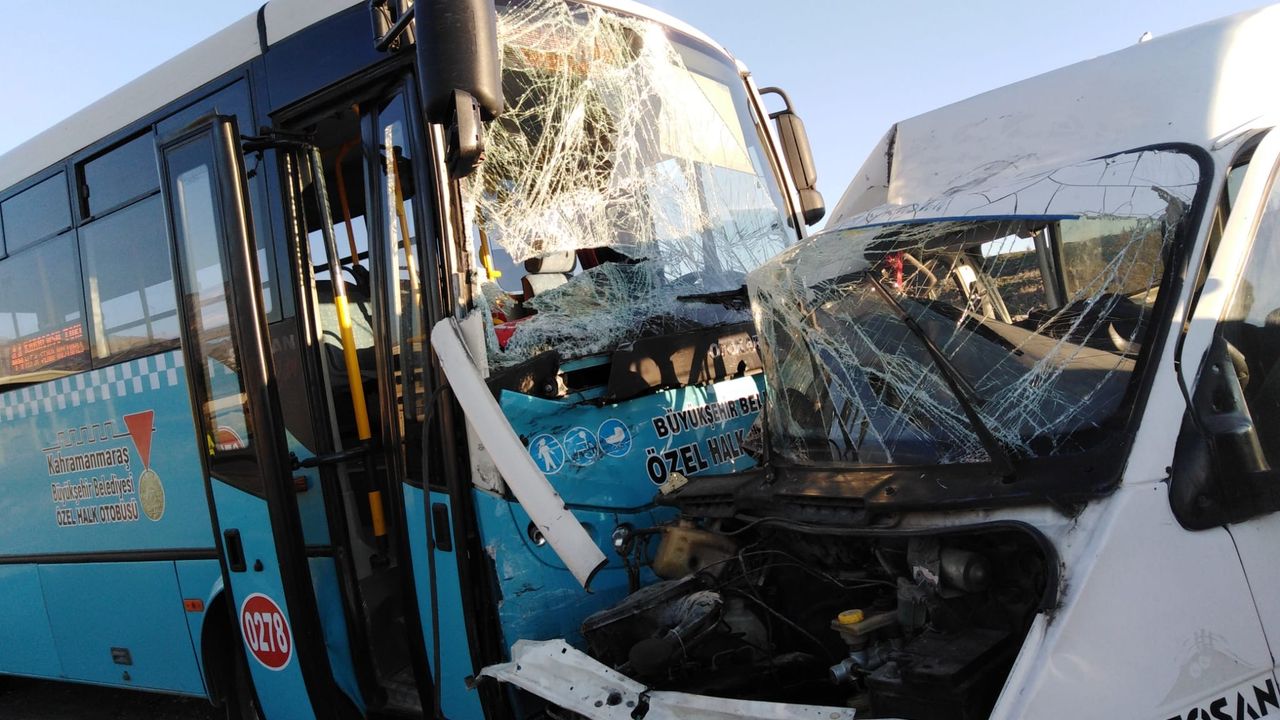 Halk otobüsü ile minibüs çarpıştı: Ölü ve yaralılar var
