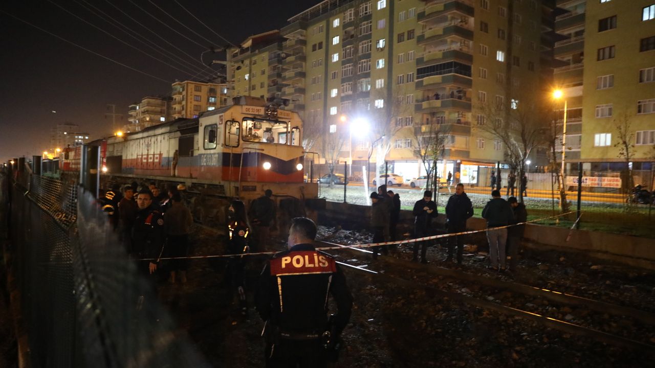 Diyarbakır'da yük treninin çarptığı kişi öldü