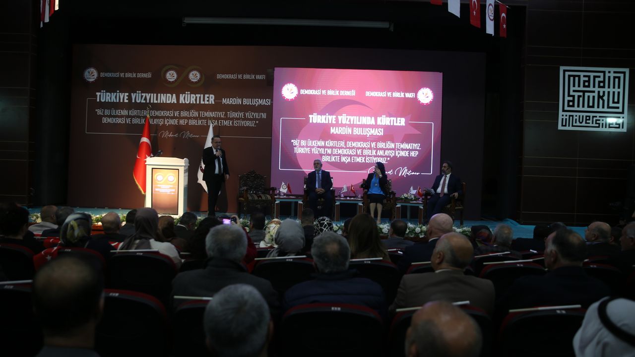 Mardin’de "Türkiye Yüzyılı'nda Kürtler Paneli" düzenlendi