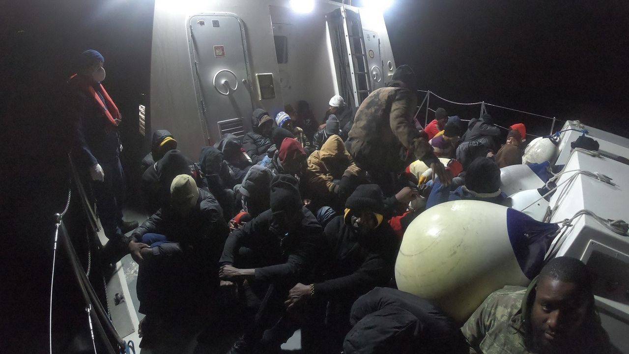 Kuşadası’nda 45 düzensiz göçmen kurtarıldı