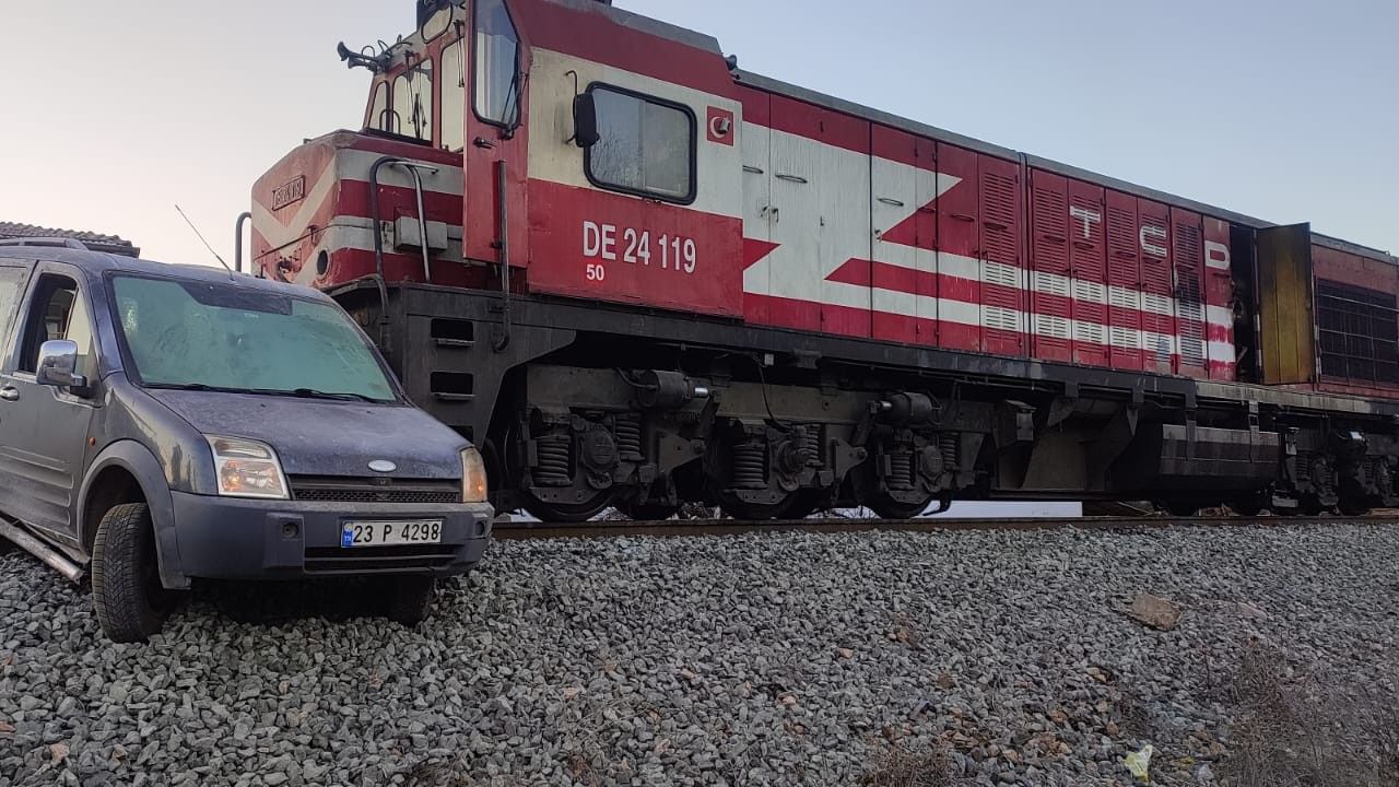 Tren çarptığı aracı 100 metre sürükledi: 1 yaralı