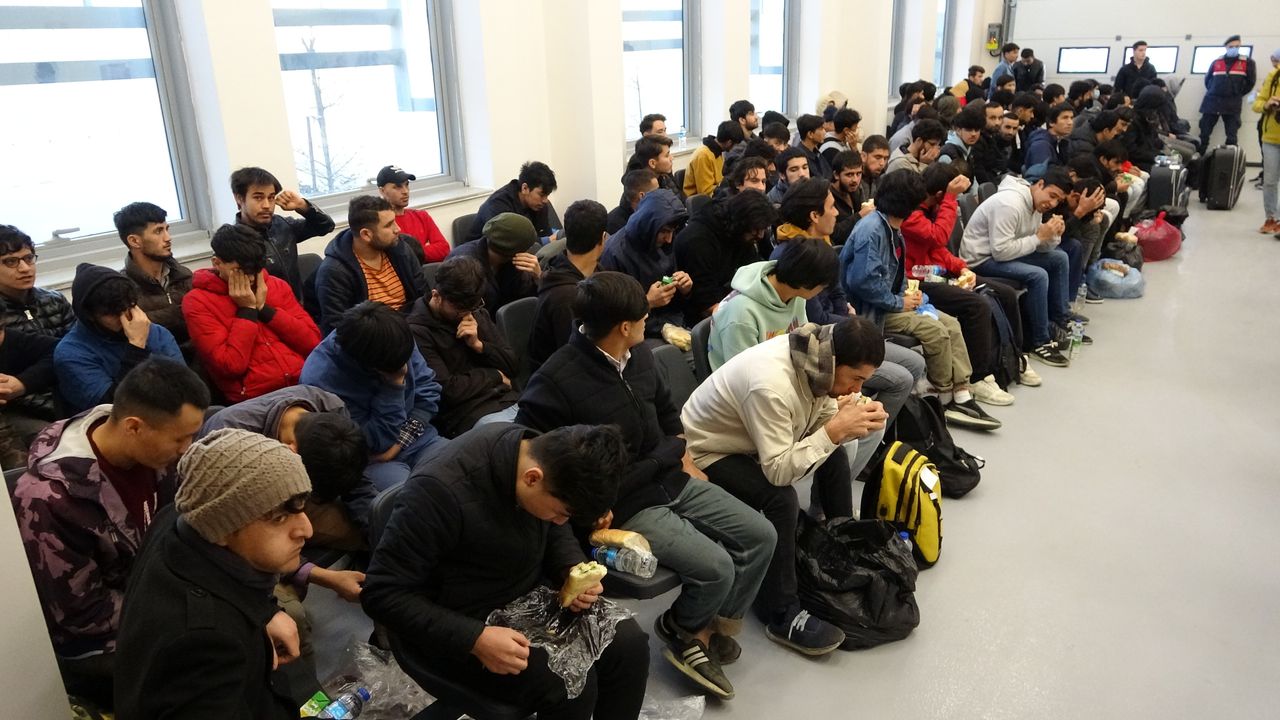 138 düzensiz göçmen sınır dışı edildi