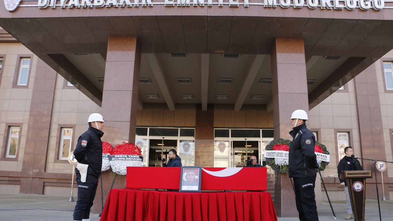 Diyarbakır'da şehit polis memuru için tören düzenlendi