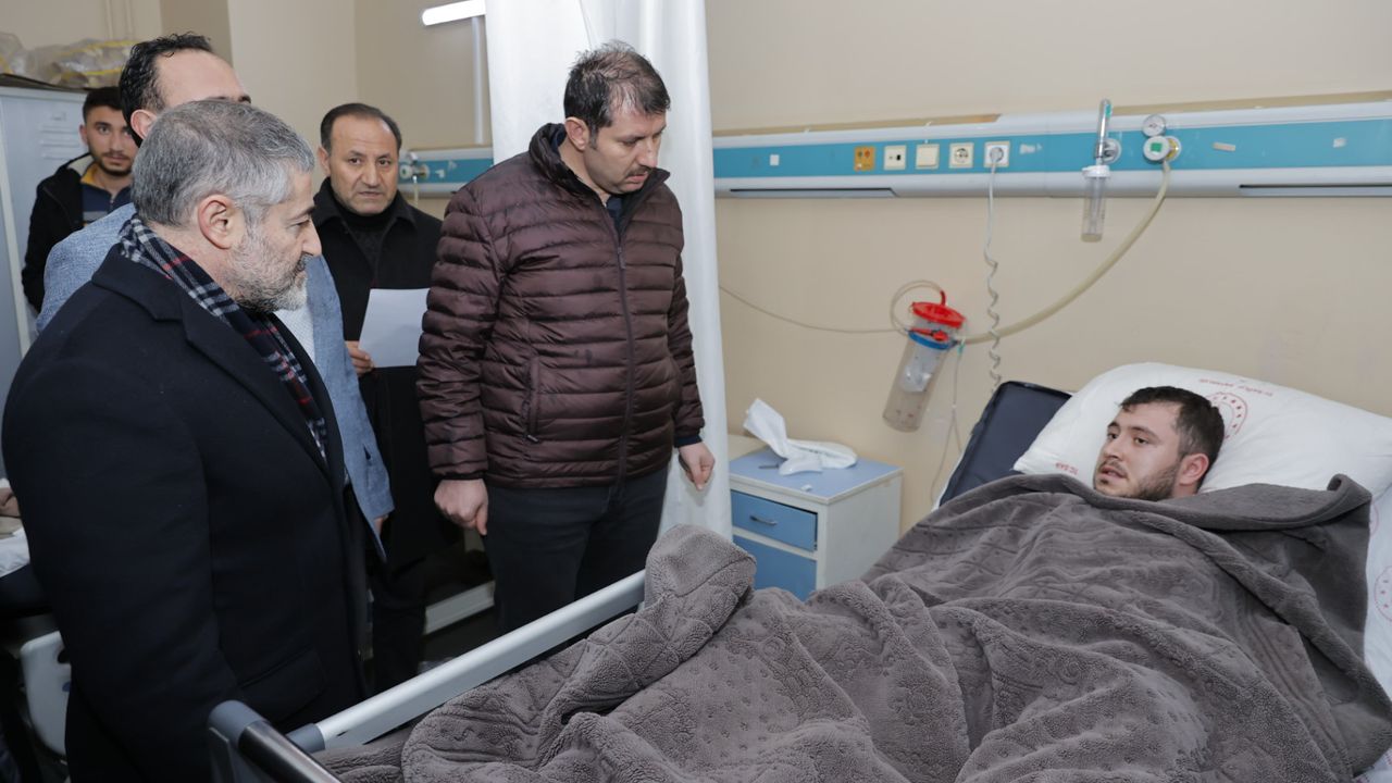 Bakan Nebati, Şanlıurfa'da depremzedeleri hastanede ziyaret etti