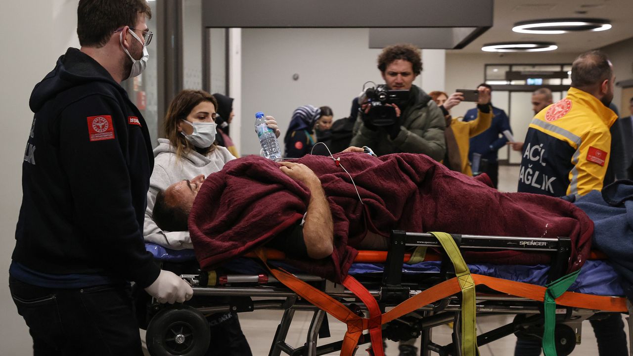 Enkazdan çıkarılan 51 kişi İstanbul'a getirildi