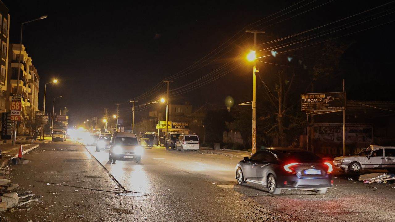Kahramanmaraş'ta sokak lambalarına elektrik verilmeye başlandı