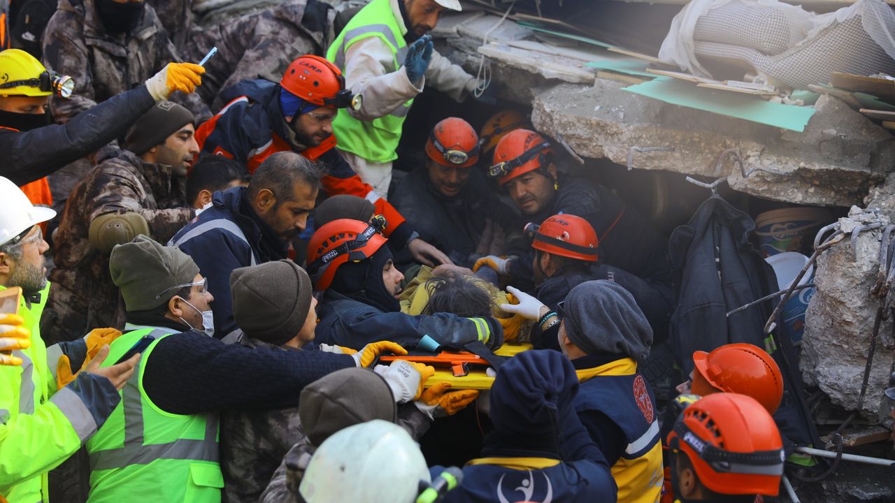 Depremin 108. saatinde anne ve 3 çocuğu sağ çıkarıldı