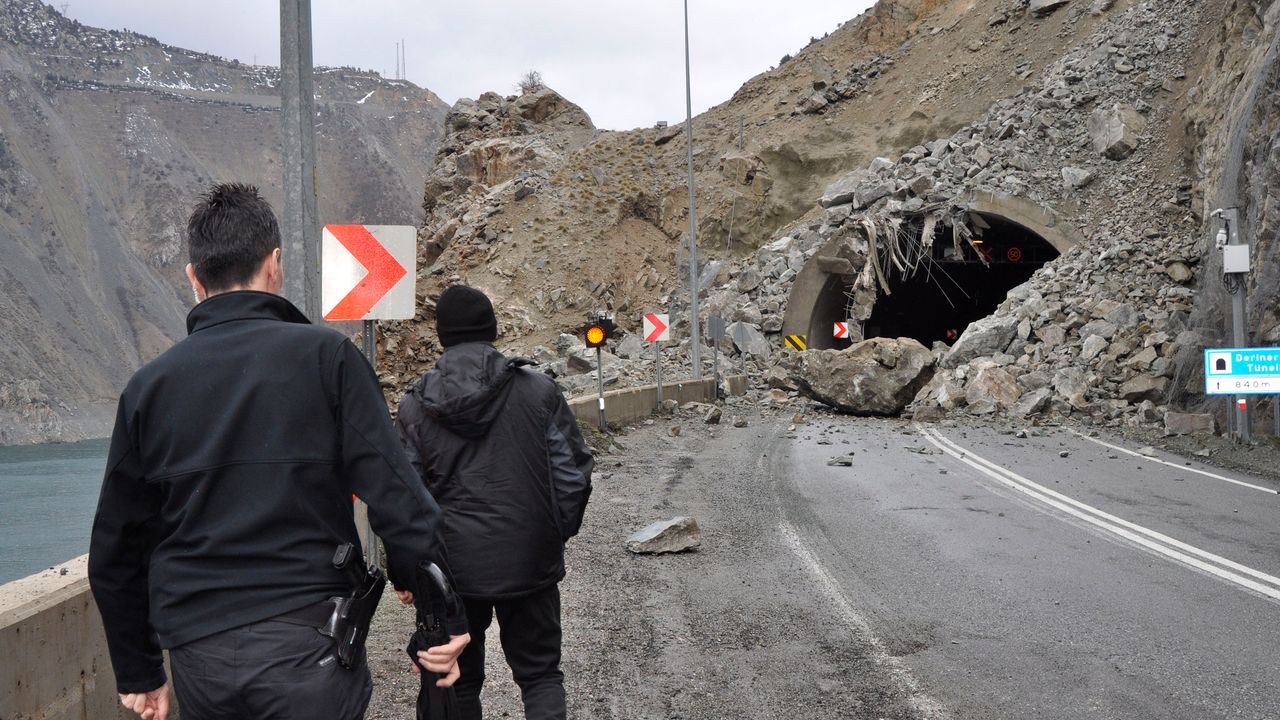 Artvin-Erzurum kara yolu heyelan nedeniyle ulaşıma kapandı