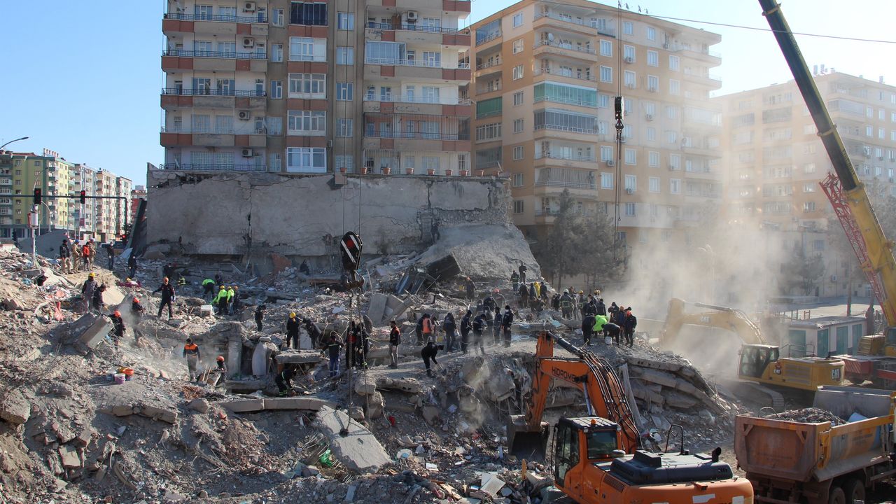 Diyarbakır'da kolonları kesen 29 kişi hakkında gözaltı kararı