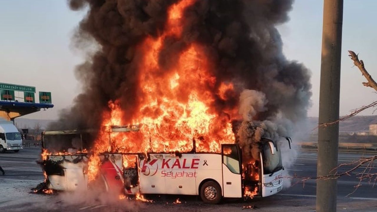 Yolcu otobüsü alev alev yandı, yolcular canını kurtardı!